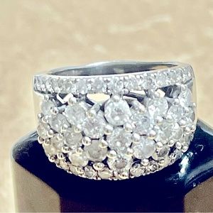 Gorgeous cocktail ring. Great accessory to make any occasion a spectacular one.